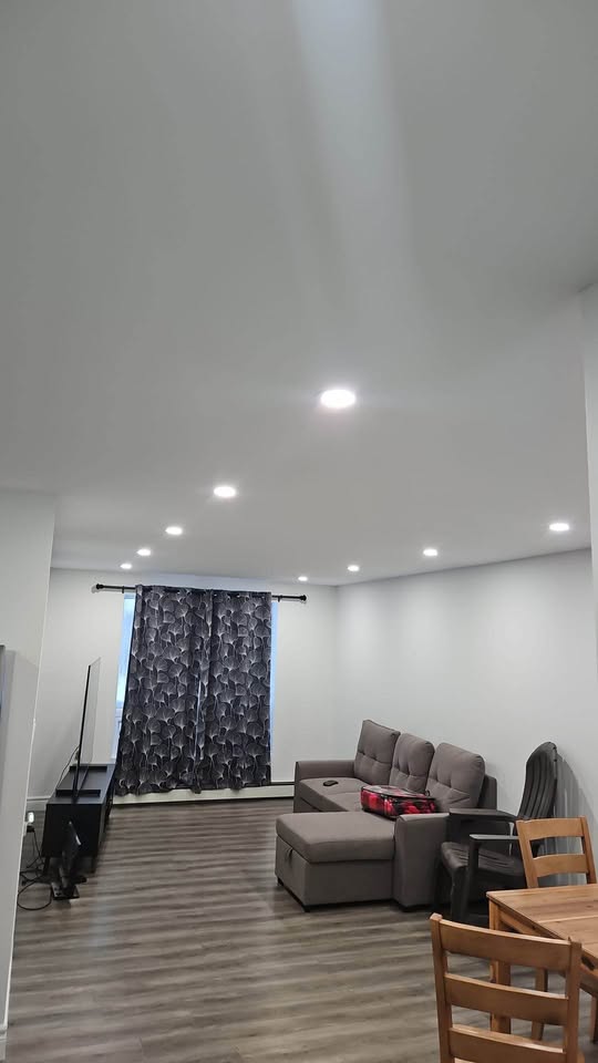 Beautiful Newly Renovated 2 Bedroom Apartment